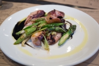 Grilled calamari with asparagus