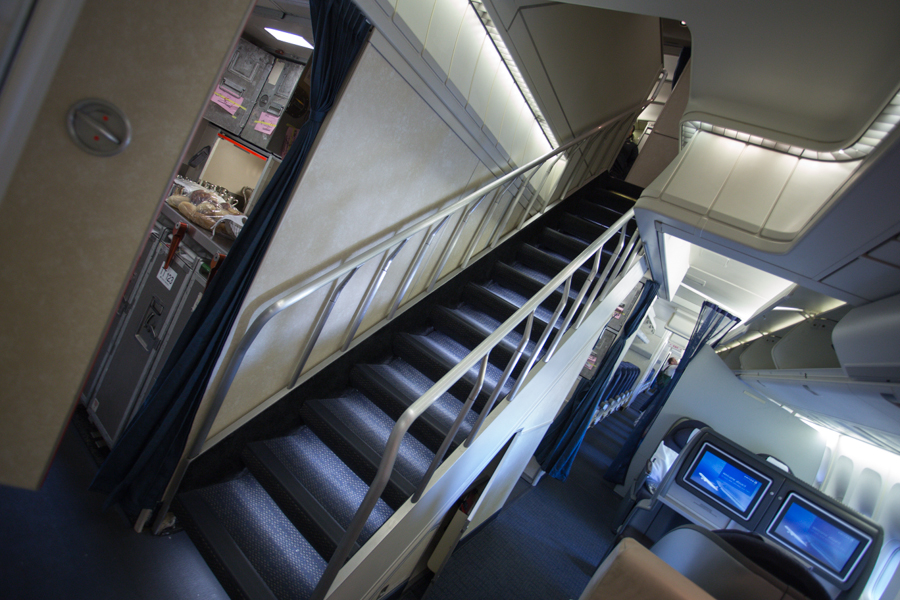 Stairs on a United 747-400 leading to the upper business class cabin